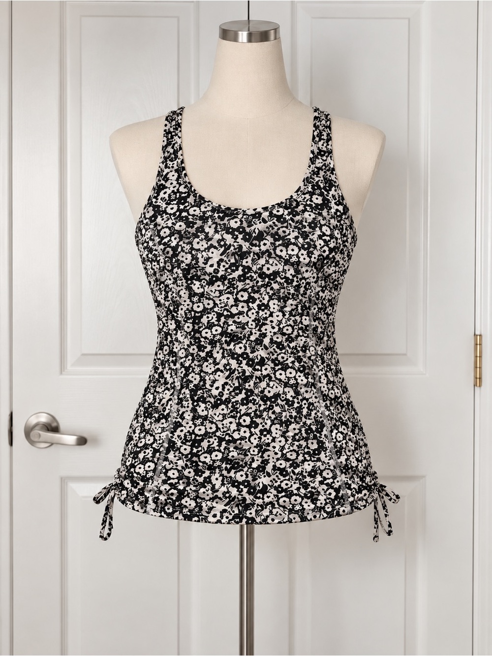 Xersion Womens Black White Floral Racerback Scoop Neck Tank Top Size L